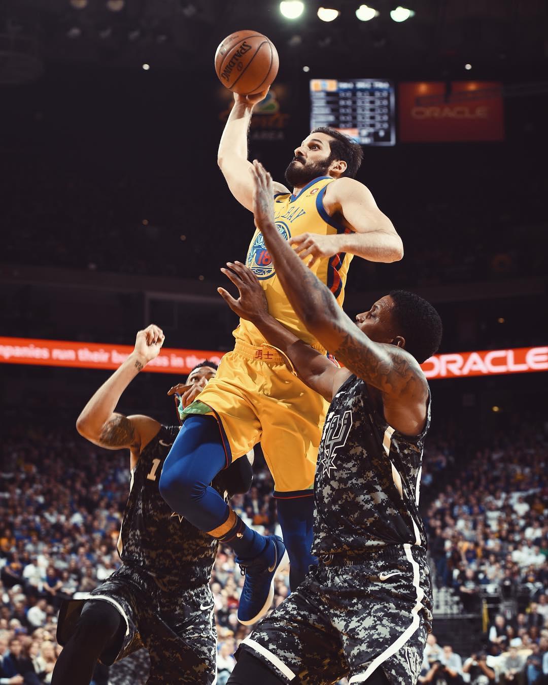 包含某球队后卫表现神勇，为球队锁定胜利的词条