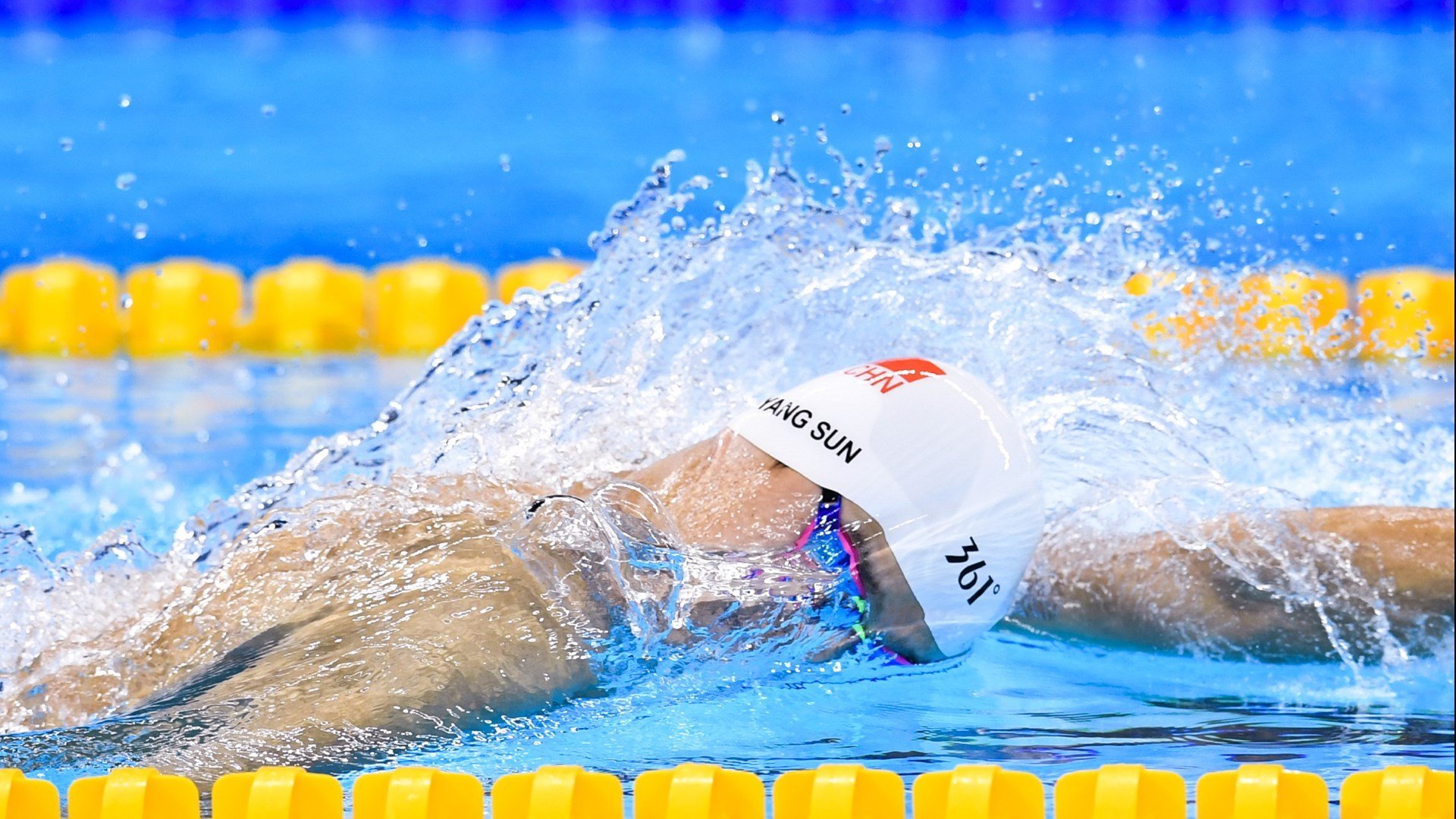 塞恩斯状态火热独领风骚，雷诺车队轻取红牛二队展现战术智慧